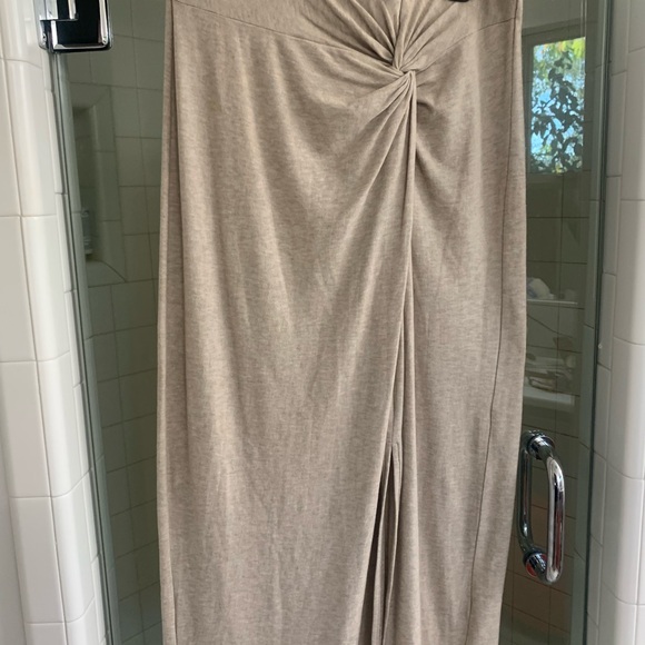 Vince set.  Simple elegance.  Faux knot wrap skirt-midi with matching shell. - Picture 6 of 12